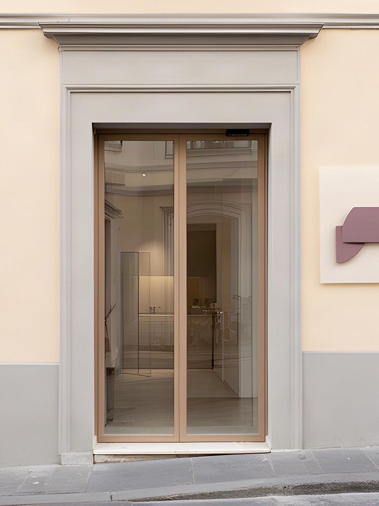 Ingresso dello studio di interior design a Morrovalle con porta vetrata e insegna discreta