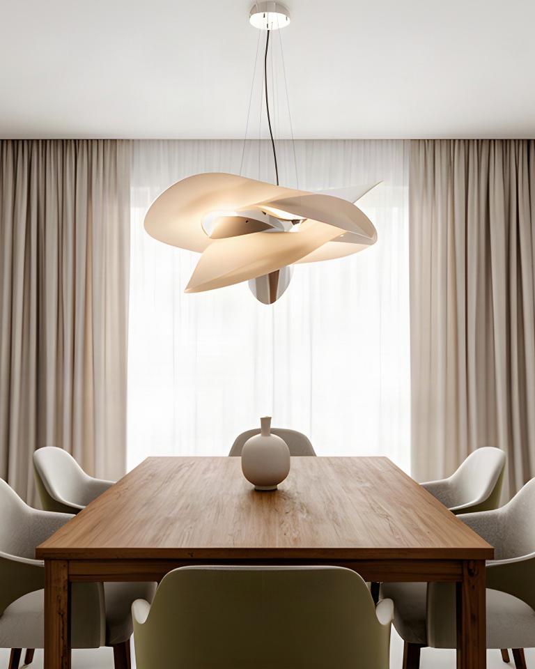 Sala da pranzo luminosa con tavolo in rovere, sedie tessili e lampada scultorea